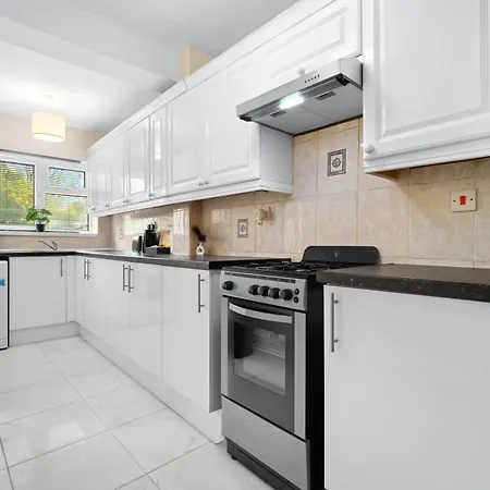 Stylish Four Bedroom House - Garden - Parking - Great Barr 110f
