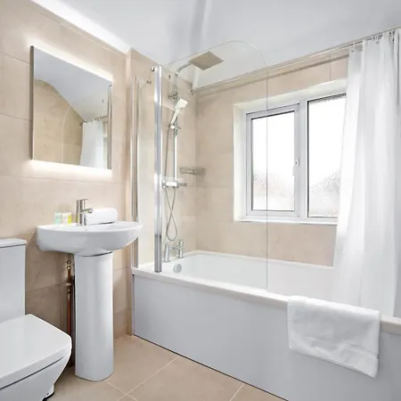 Stylish Four Bedroom House - Garden - Parking - Great Barr 110f